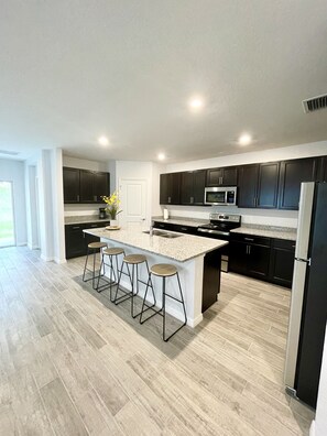 Kjøleskap, mikrobølgeovn, ovn og kokeplater