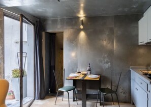 Frigorifero, microonde, piano cottura, macchina per tè/caffè