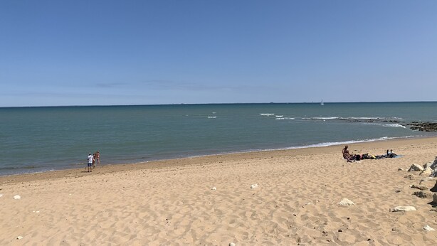 Una spiaggia nelle vicinanze