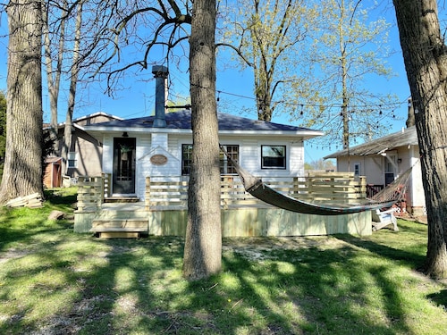 Ptoobies Place- waterfront cottage with boat dock & NEW deck!