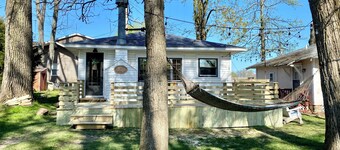 Ptoobies Place- waterfront cottage with boat dock & NEW deck!