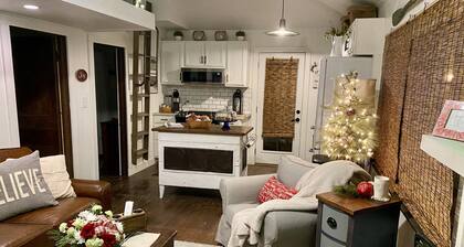 Ptoobies Place- waterfront cottage with boat dock & NEW deck!