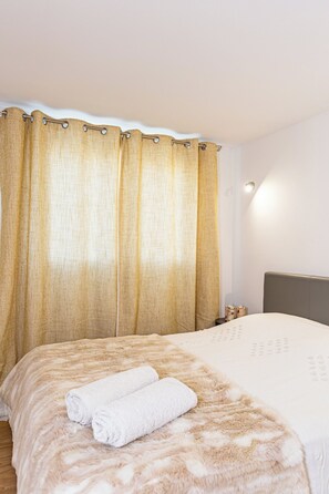 4 bedrooms, iron/ironing board, free WiFi, bed sheets