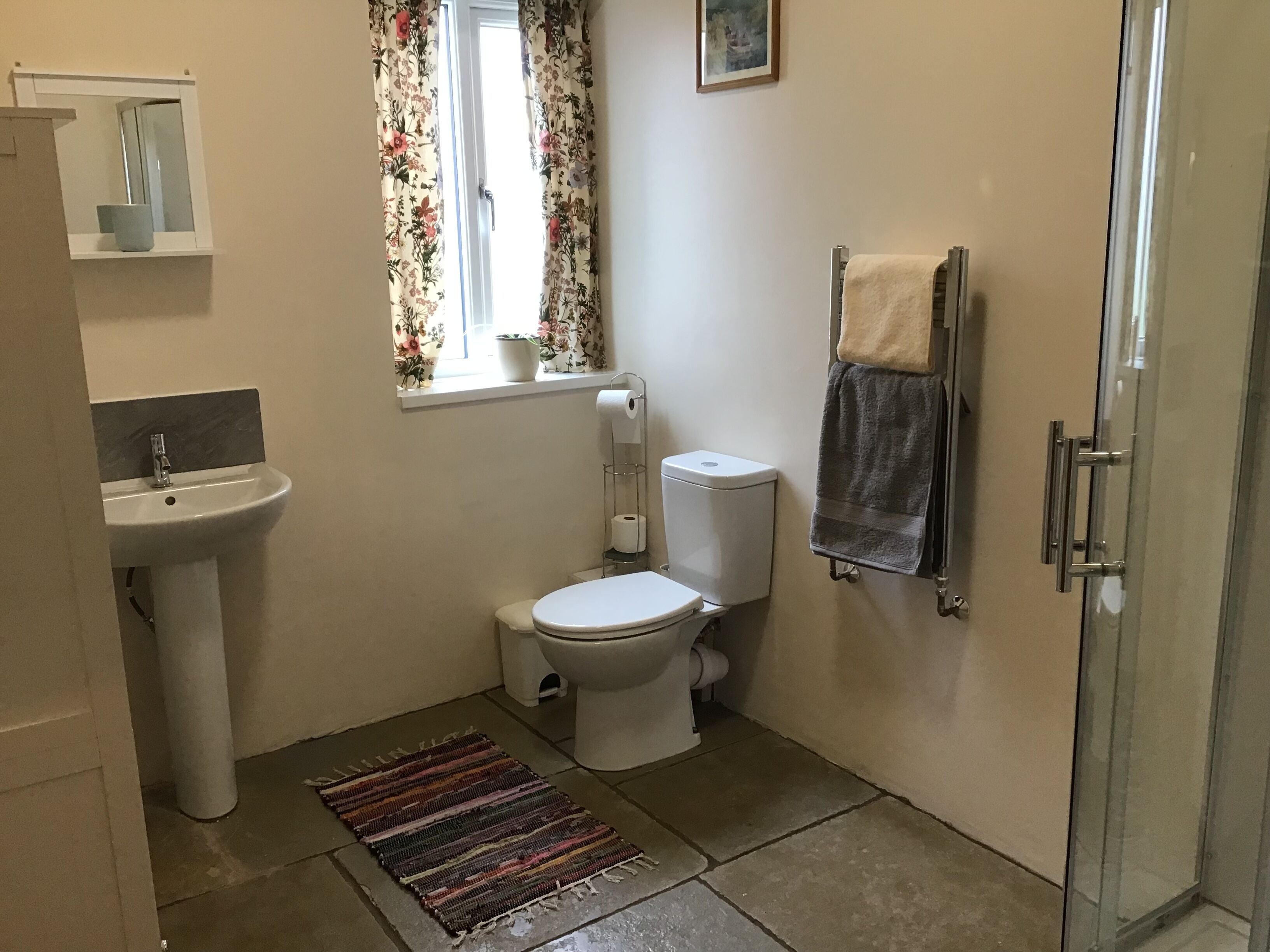Cottage | Bathroom | Shower, hair dryer, towels