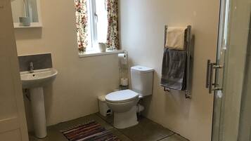 Cottage | Phòng tắm | Buồng tắm vòi sen, khăn tắm