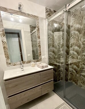 Douche, sèche-cheveux, bidet, serviettes fournies