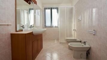 Doccia, asciugacapelli, bidet, asciugamani