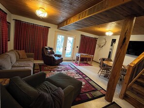 Smart-tv, pejs, bordfodbold, bøger