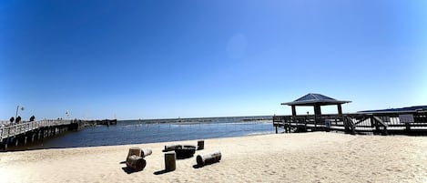 In Strandnähe, Liegestühle, Sonnenschirme, Strandtücher