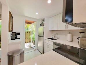 Refrigerador, microondas, horno, placa de cocina