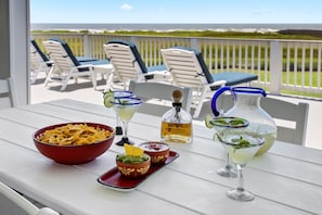 Outdoor dining - The Blue Pete - Book 7 nights get the last night free. 5BD/3.5 BA. Sleeps 15 (Galveston)