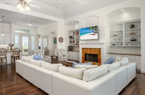 Smart TV, fireplace - The Blue Pete - Book 7 nights get the last night free. 5BD/3.5 BA. Sleeps 15 (Galveston)