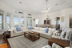 Smart TV, fireplace - The Blue Pete - Book 7 nights get the last night free. 5BD/3.5 BA. Sleeps 15 (Galveston)