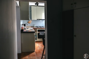 Réfrigérateur, four, plaque de cuisson, cafetière/bouilloire