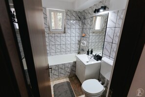 Ensemble douche/baignoire, serviettes fournies, savon, shampoing