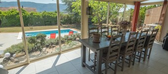 Villa with pool at the foot of the Luberon