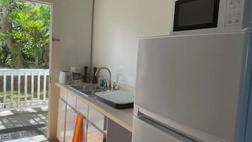 Deluxe Double Room | Private kitchen | Full-size fridge, stovetop, cookware/dishes/utensils, cleaning supplies