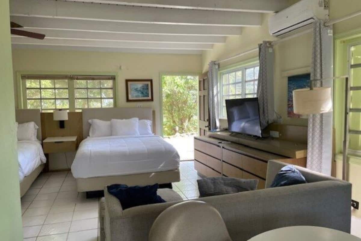 Luxe beddengoed, pillowtop-bedden, een kluis op de kamer