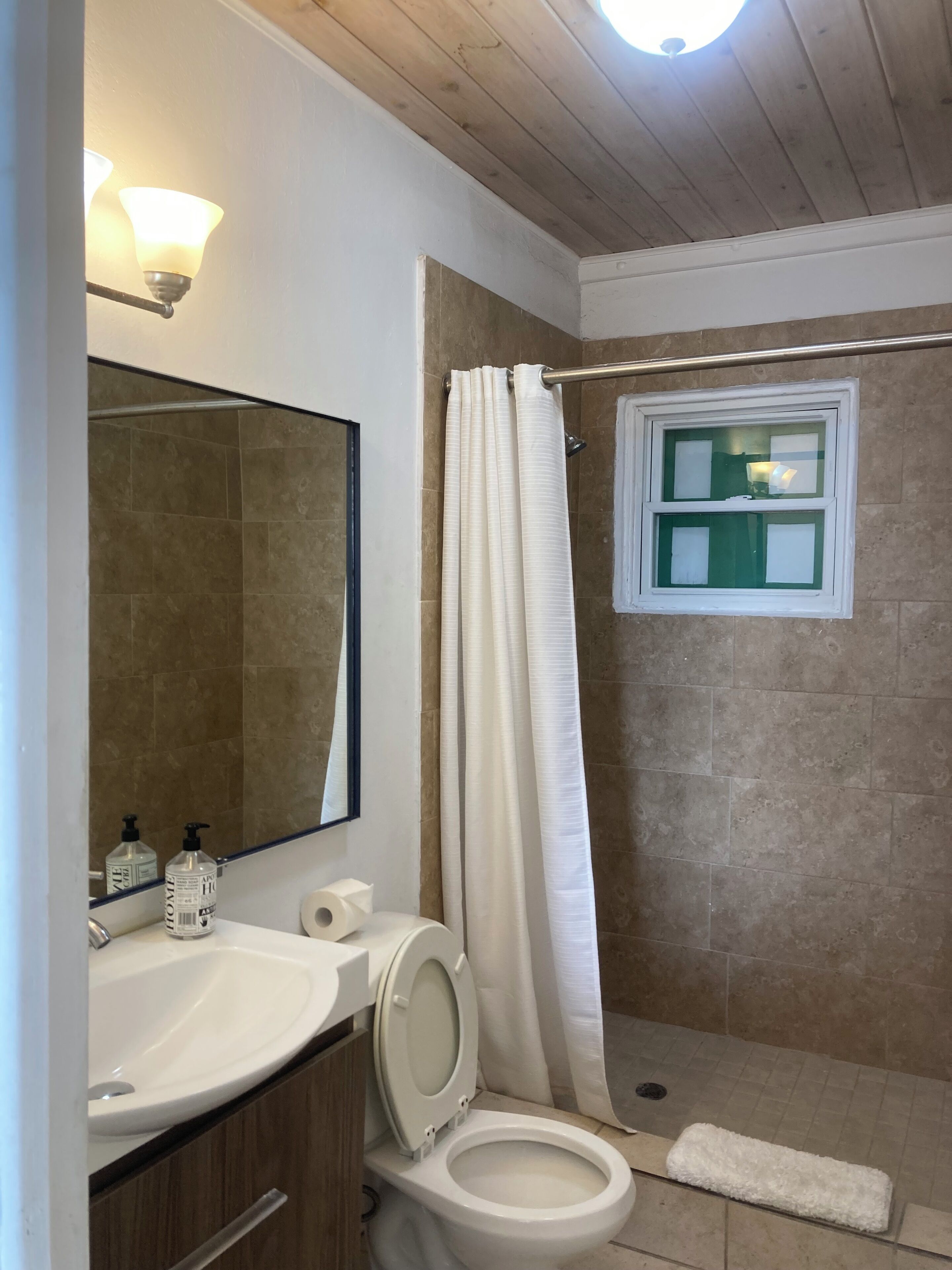 Comfort-Studio, 1 Schlafzimmer | Badezimmer | Dusche, Handtücher, Seife, Shampoo