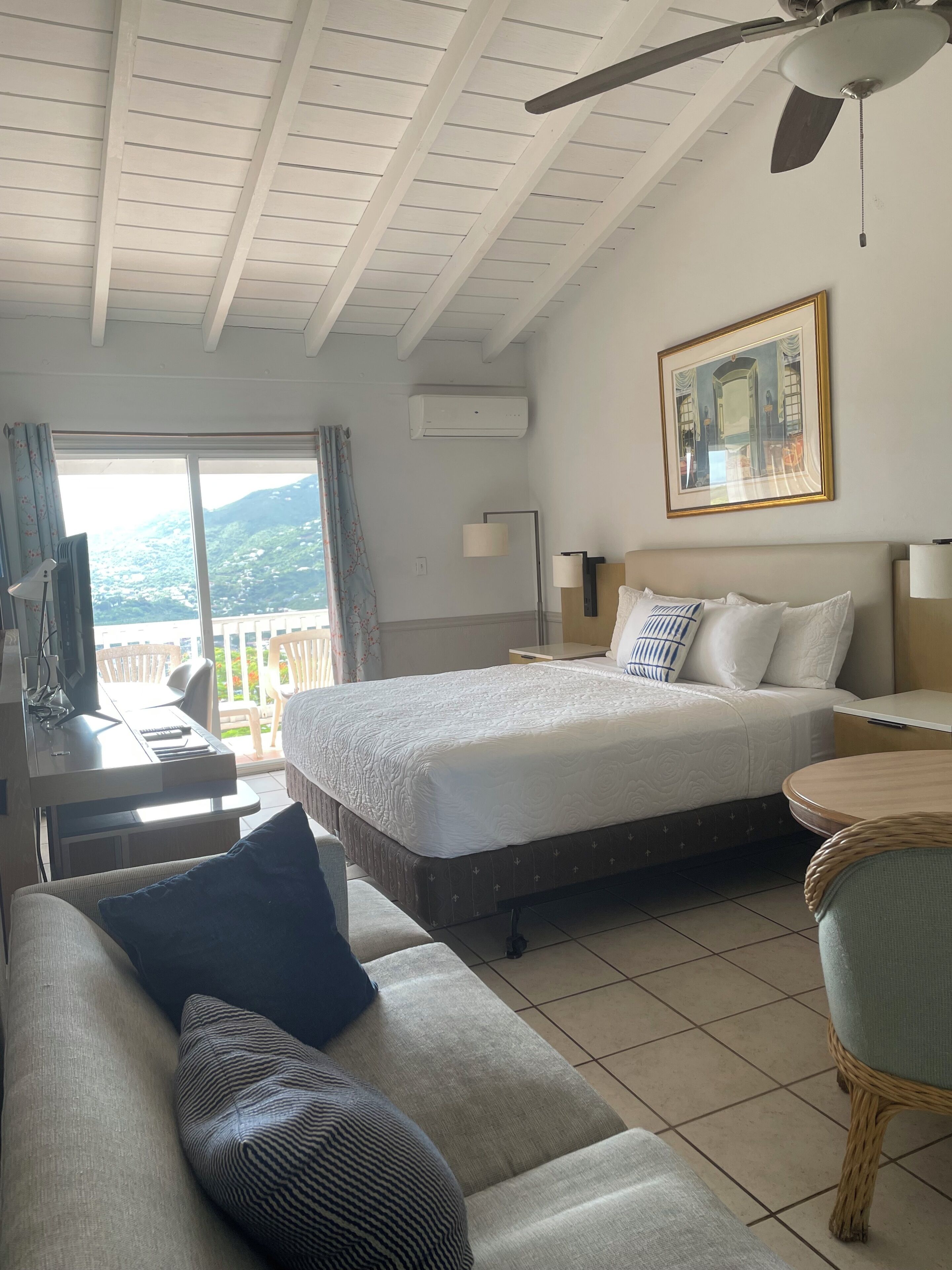 Deluxe Studio Suite | Premium bedding, pillow-top beds, in-room safe, individually decorated