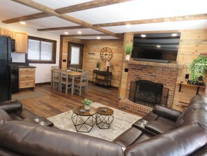 Smart TV, chimenea, reproductor de DVD y libros 