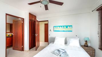 2 quartos, ferros/tábuas de passar roupa, berço de viagem