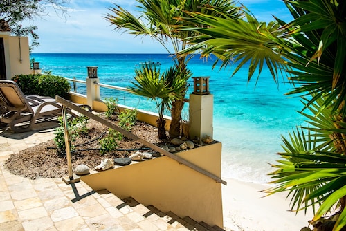 Oceanfront 2 bedroom beach apartment Bellevue 8 , sandy beach , private pools