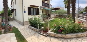 Property grounds - Apartment Funtana garden wiew FREE BIKES (FUNTANA/FONTANE)