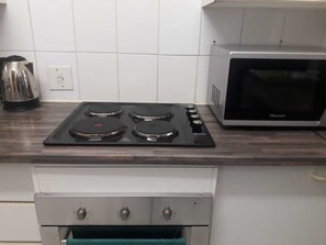 Habitación familiar | Cocina privada | Refrigerador, microondas, horno y parrilla de estufa 