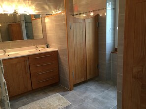 Baignoire, sèche-cheveux