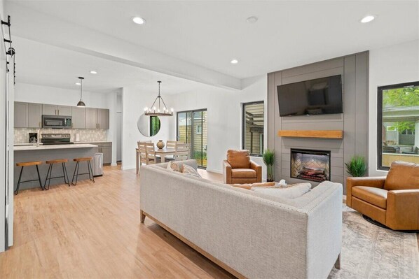 Smart TV, fireplace - Modern 4 Bed/3.5 Bath Farmhouse Steps to Downtown CF! (Cedar Falls)