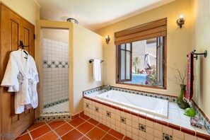 Badewanne, Haartrockner, Handtücher