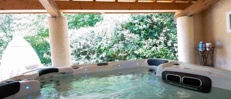 Outdoor spa tub