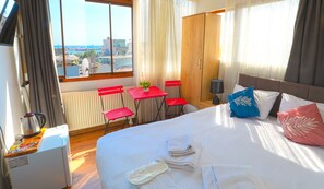 Superior tweepersoonskamer, uitzicht op zee | Individueel gedecoreerd, individueel gemeubileerd, een bureau