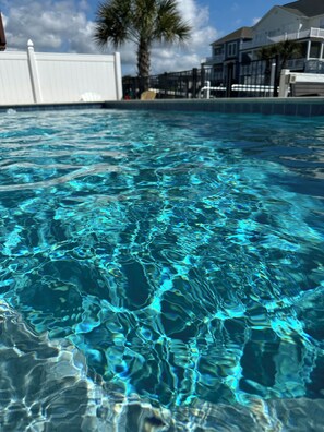 Una piscina al aire libre