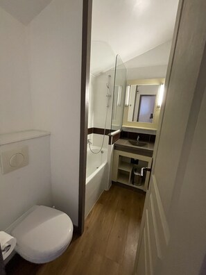 Baignoire, serviettes fournies, papier toilette
