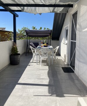 Outdoor dining - App. 80 meters from the sea (Vir)