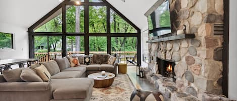 Smart TV y chimenea