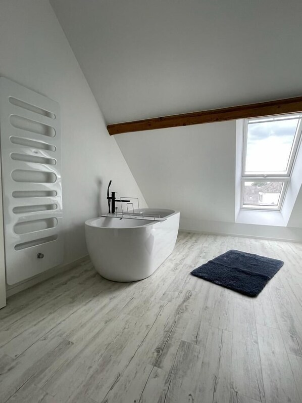 Badewanne, Haartrockner, Handtücher