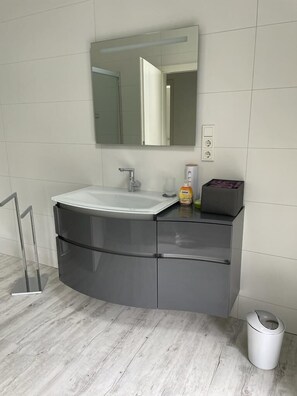 Badewanne, Haartrockner, Handtücher