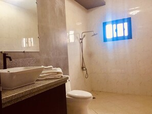 Duschwanne, Bidet, Handtücher, Seife