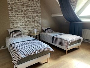 2 Schlafzimmer, Bügeleisen/Bügelbrett