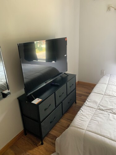 Quiet and comfort one bedroom apt, close to WIU, a kitchen free parking, TV