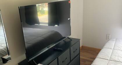 Quiet and comfort one bedroom apt, close to WIU, a kitchen free parking, TV