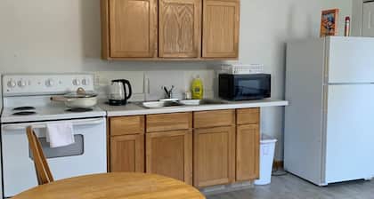Quiet and comfort one bedroom apt, close to WIU, a kitchen free parking, TV