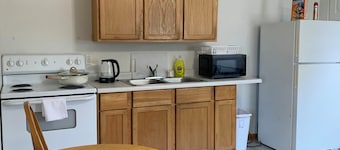 Quiet and comfort one bedroom apt, close to WIU, a kitchen free parking, TV
