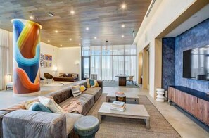 Una televisión, una chimenea, una oficina