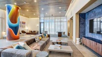 Een televisie, een open haard en een kantoor