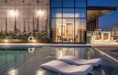 Austin Riverside | Rooftop Pool| 2BR by Barclé