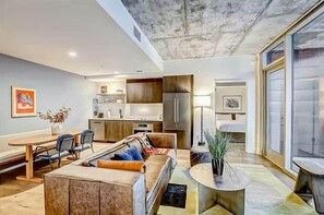 TV, peis og kontorer